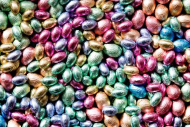 rengi çikolata Paskalya yumurtaları.