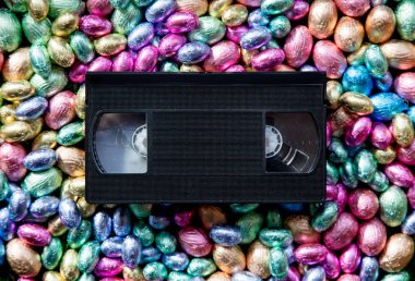 Çikolata Paskalya yumurtaları ve Vhs kaset renk