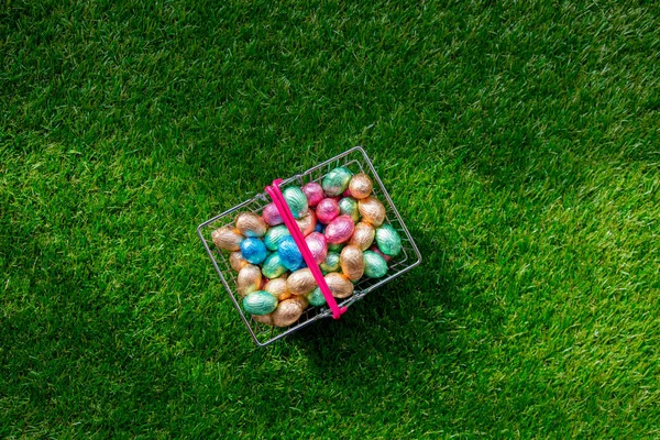 Color Chocolate Huevos de Pascua en una cesta de supermercado meta — Foto de Stock