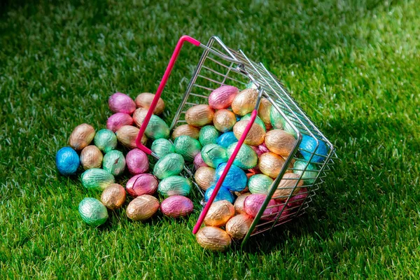 Χρώμα σοκολατένια πασχαλινά αυγά σε ένα καλάθι του σούπερ μάρκετ μετα — Φωτογραφία Αρχείου