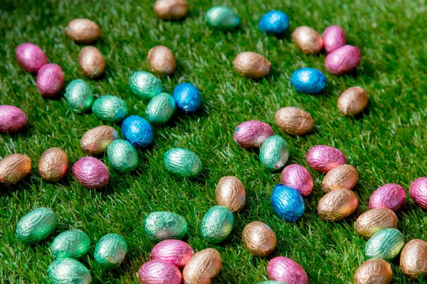 Color Chocolate Huevos de Pascua en una hierba — Foto de Stock
