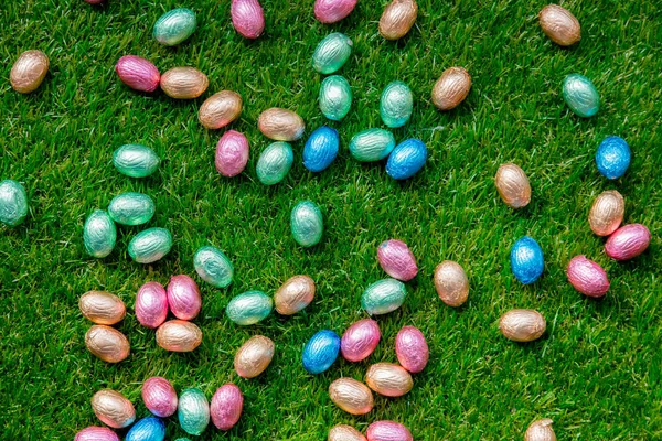 Χρώμα σοκολατένια πασχαλινά αυγά σε ένα χόρτο — Φωτογραφία Αρχείου