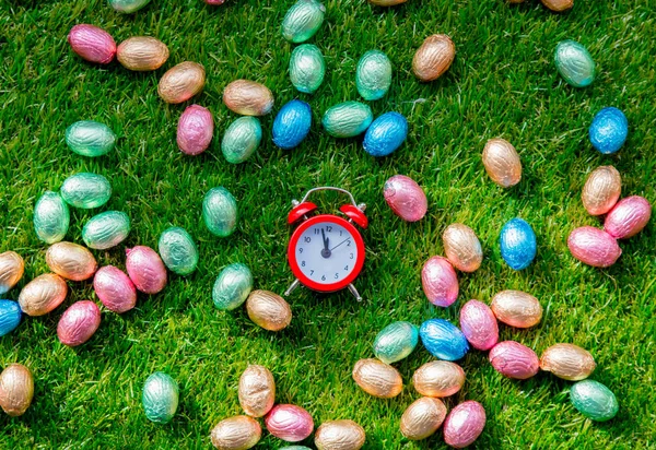 Color Chocolate Huevos de Pascua y despertador — Foto de Stock
