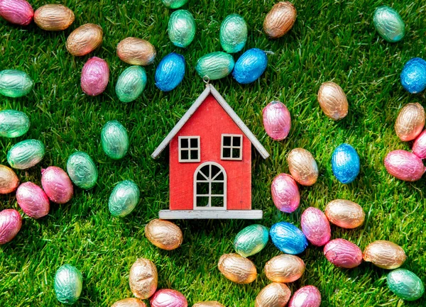 Color Chocolate Huevos de Pascua y casa de juguete — Foto de Stock