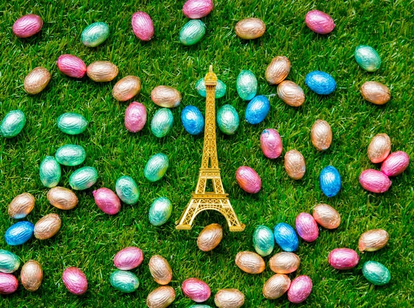 Color Chocolate Huevos de Pascua y recuerdo de la torre Eiffel — Foto de Stock