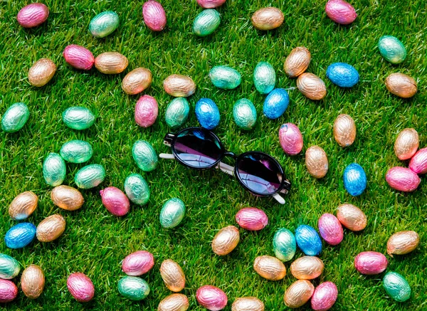 Χρώμα σοκολατένια πασχαλινά αυγά και γυαλιά ηλίου — Φωτογραφία Αρχείου