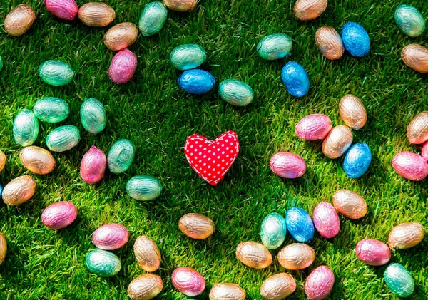 초콜릿 부활절 달걀과 심장 모양의 색상 — 스톡 사진