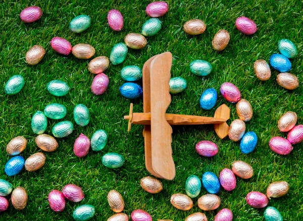 Color Chocolate Huevos de Pascua y avión de madera — Foto de Stock