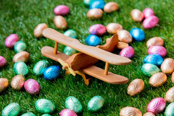 Χρώμα σοκολατένια πασχαλινά αυγά και ξύλινα αεροπλάνο — Φωτογραφία Αρχείου