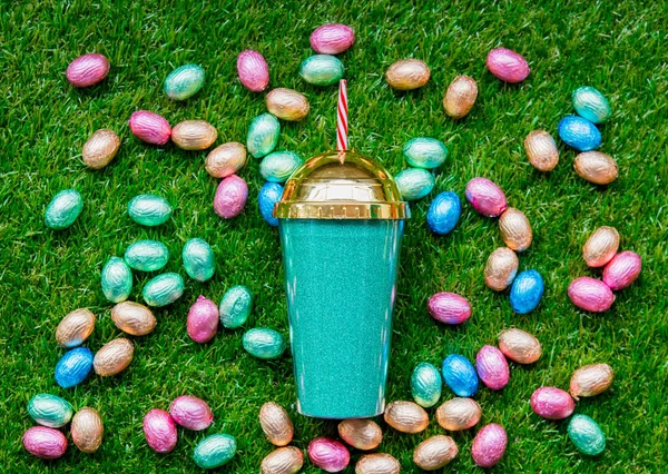 Színes csokoládé húsvéti tojások és rázza — Stock Fotó