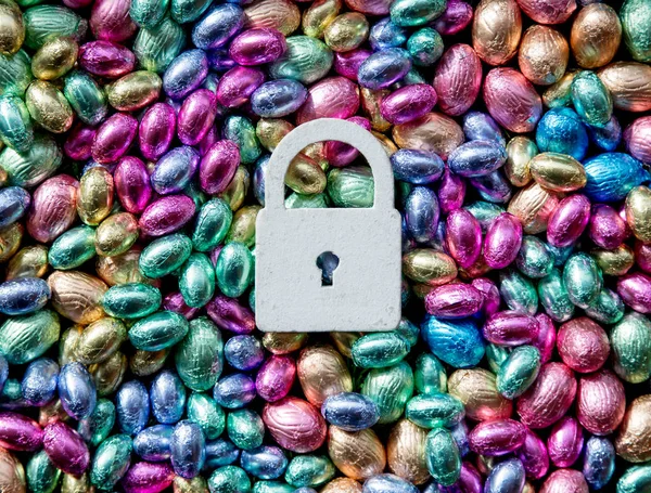 Color Chocolate huevos de Pascua en la cerradura en él — Foto de Stock