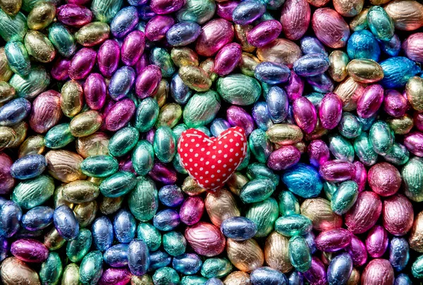 Couleur Oeufs de Pâques en chocolat et jouet en forme de coeur — Photo