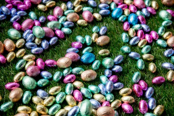 Color Chocolate Huevos de Pascua sobre hierba — Foto de Stock