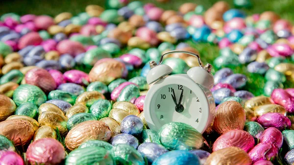 Color Chocolate Huevos de Pascua y despertador — Foto de Stock