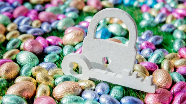 Color Chocolate huevos de Pascua y llave con cerradura — Foto de Stock
