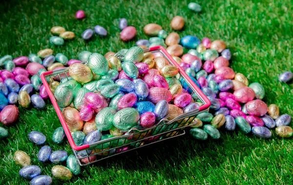 Color Chocolate Huevos de Pascua en una cesta de supermercado meta — Foto de Stock