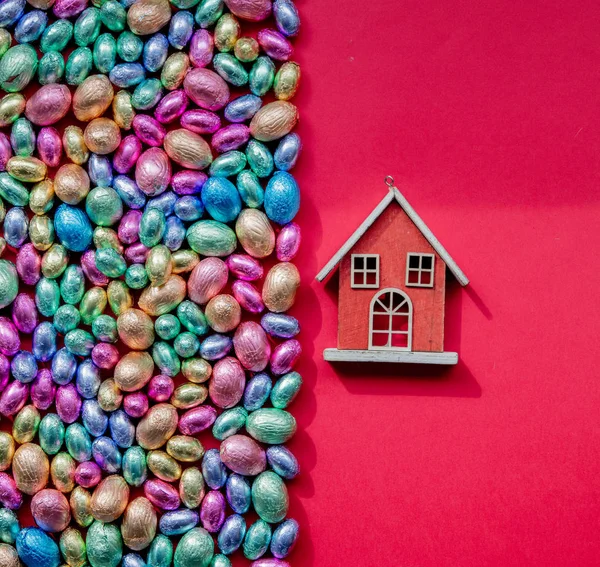 Color Chocolate Huevos de Pascua y casa de juguete — Foto de Stock