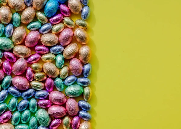 Color Chocolate Huevos de Pascua sobre fondo amarillo — Foto de Stock