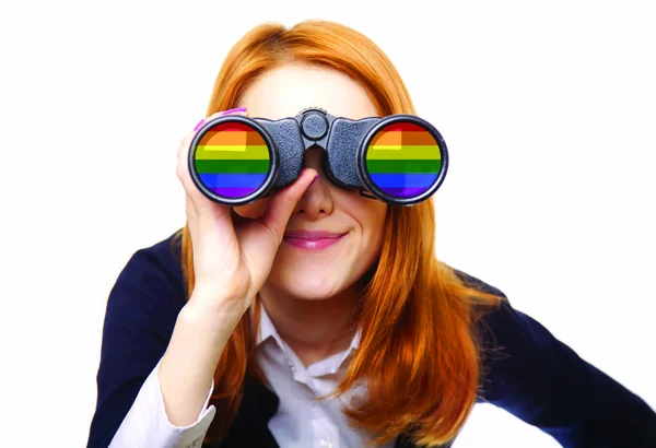 Γυναίκα των επιχειρήσεων που αναζητούν με κιάλια. Ουράνιο τόξο ΛΟΑΤ — Φωτογραφία Αρχείου