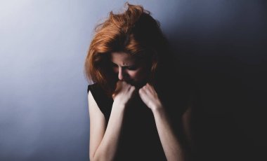 80'lerin üzgün kız portresi stili.