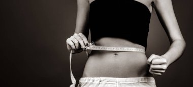 Güzel ve güçlü kadının abs metre ile.