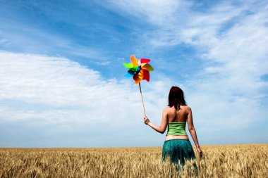 Fırıldak oyuncak buğday alan üzerinde olan kadın. 