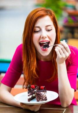 pasta ve Kupası ile stil Kızıl saçlı kız 