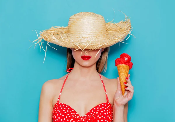 Jonge vrouw in rode bikini en stro hoed met ijs — Stockfoto