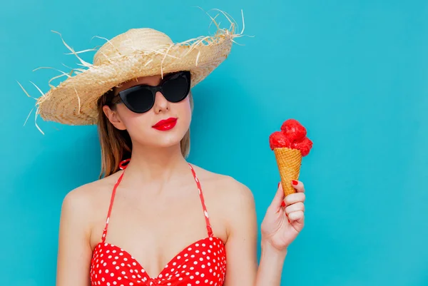 Молодая женщина в красном бикини и соломенной шляпе с мороженым — стоковое фото