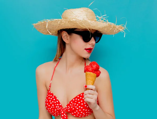 身穿红色比基尼和草帽的年轻女子配冰淇淋 — 图库照片