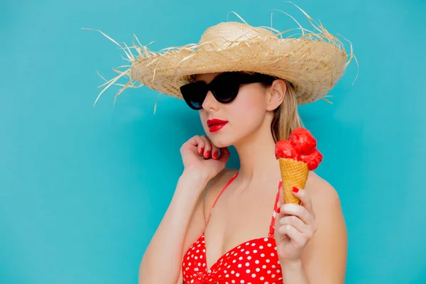 身穿红色比基尼和草帽的年轻女子配冰淇淋 — 图库照片