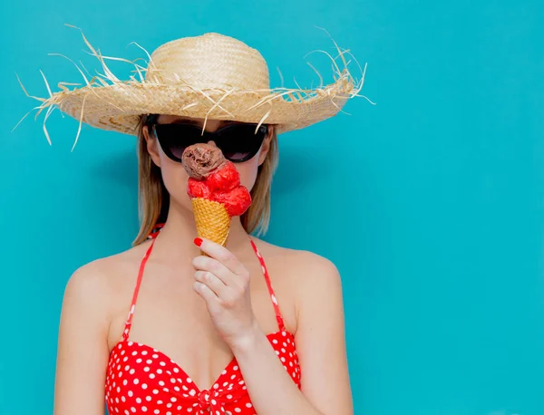 Молодая женщина в красном бикини и соломенной шляпе с мороженым — стоковое фото