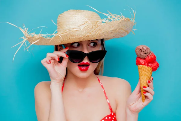 Giovane donna in bikini rosso e cappello di paglia con gelato — Foto Stock