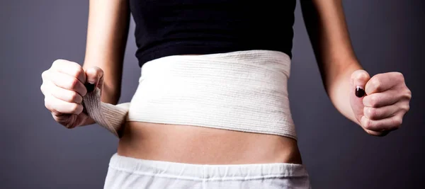 Kräftiger Mädchenkörper mit elastischem Verband am Bauch — Stockfoto