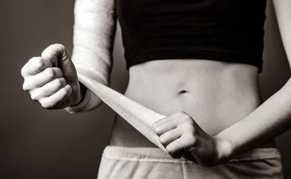 Sterke girl's body met met elastische spalken aan kant. — Stockfoto