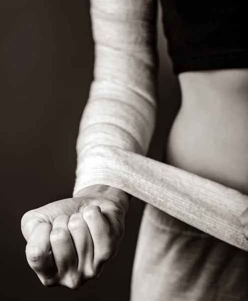 Corps de fille fort avec bandage élastique à portée de main . — Photo