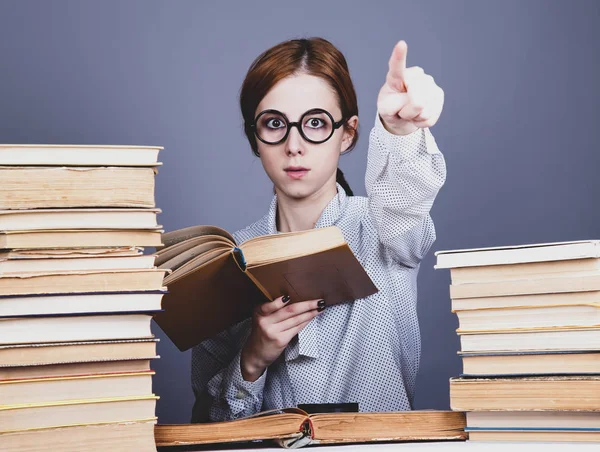Der junge Lehrer in Brille mit Büchern. — Stockfoto