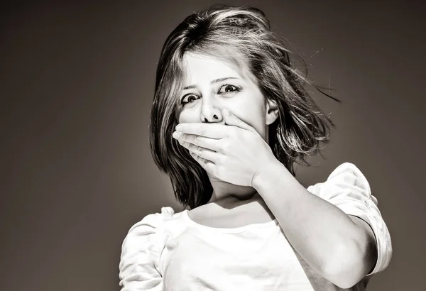 Chica asustadiza en camisa blanca . — Foto de Stock