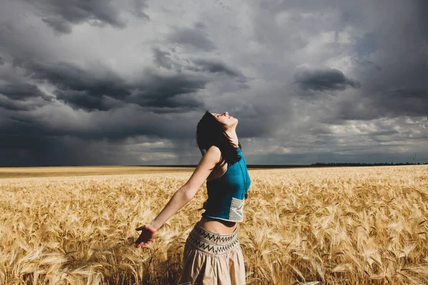 Chica joven en el campo de trigo en tiempo de tormenta . — Foto de Stock