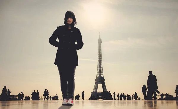 Menina triste com torre Eiffel no fundo — Fotografia de Stock