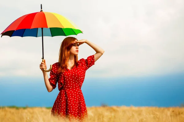 Ragazza rossa con ombrello sul campo — Foto Stock