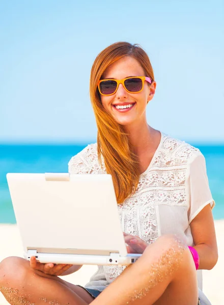Ładny kobieta z białym laptopa na plaży latem — Zdjęcie stockowe