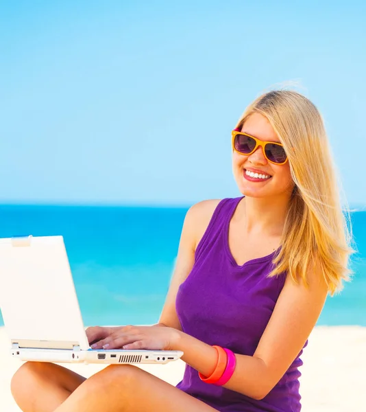 Blond tjej med anteckningsboken på stranden. — Stockfoto