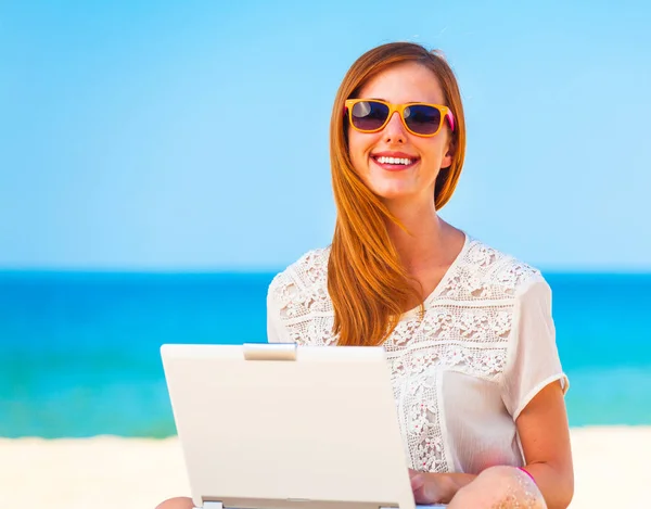 Mulher bonito com laptop branco na praia de verão — Fotografia de Stock