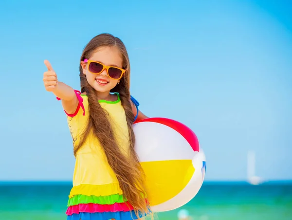 Bambina che gioca sulla spiaggia con la palla . — Foto Stock