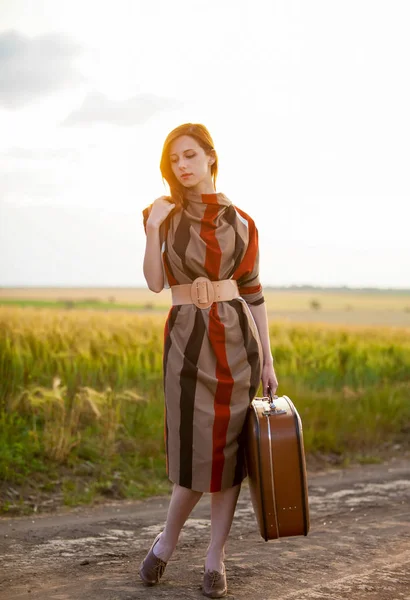 Mujer con siutcase de viaje en carretera rural — Foto de Stock