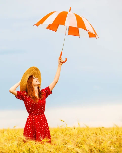 Kızıl saçlı kız şemsiye, buğday alanı ile — Stok fotoğraf