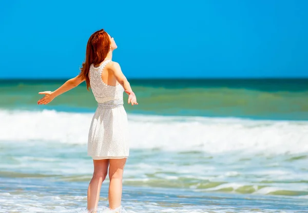 Rödhårig tjej på stranden i vår tid. — Stockfoto