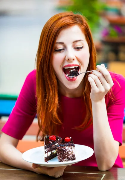 Stijl roodharige meisje met taart en cup — Stockfoto