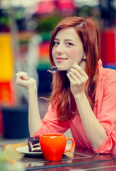 Pasta ve Kupası ile stil Kızıl saçlı kız — Stok fotoğraf